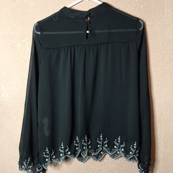 Black flowered detailed blouse - Picture 4 of 4